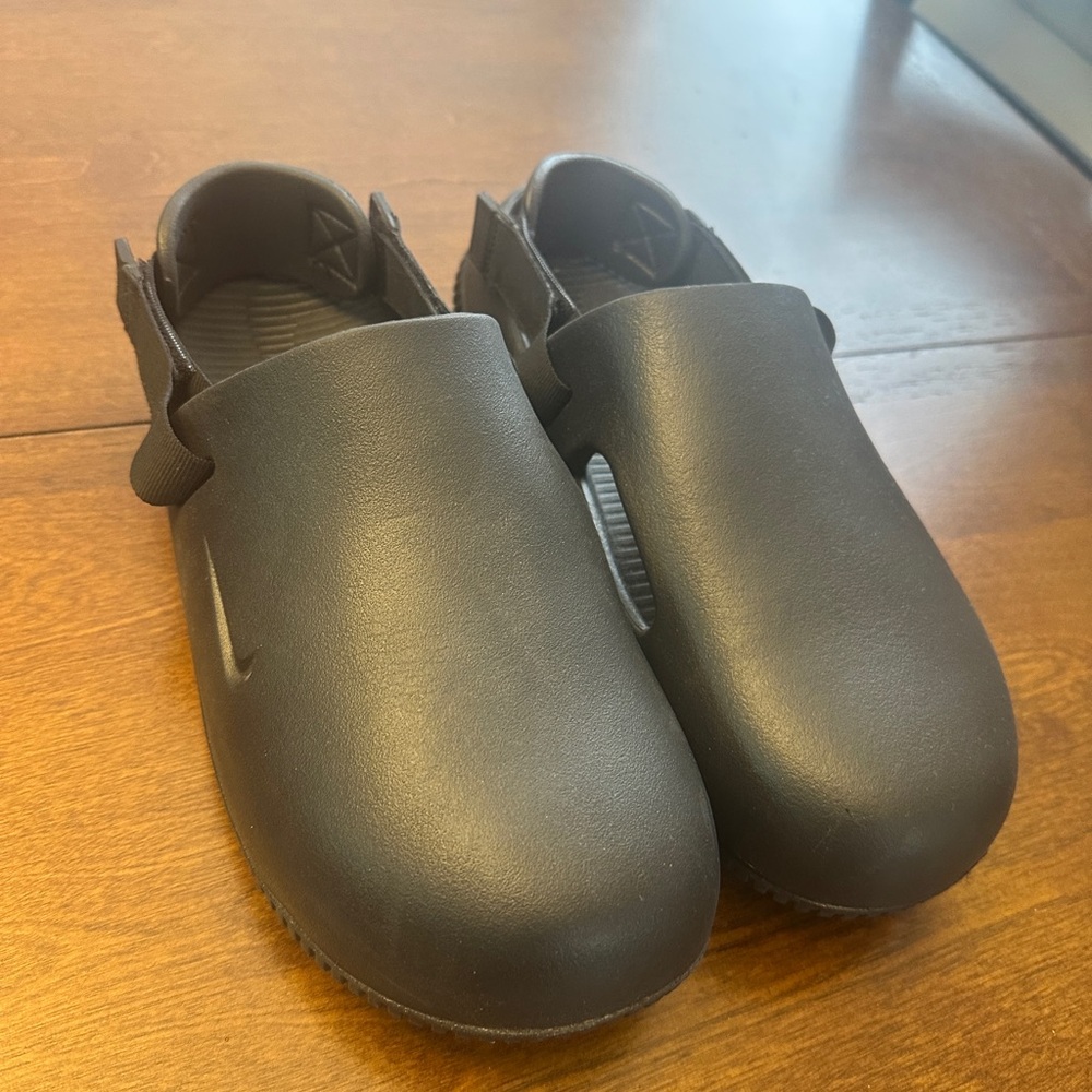 Nike Calm Black Slip-On